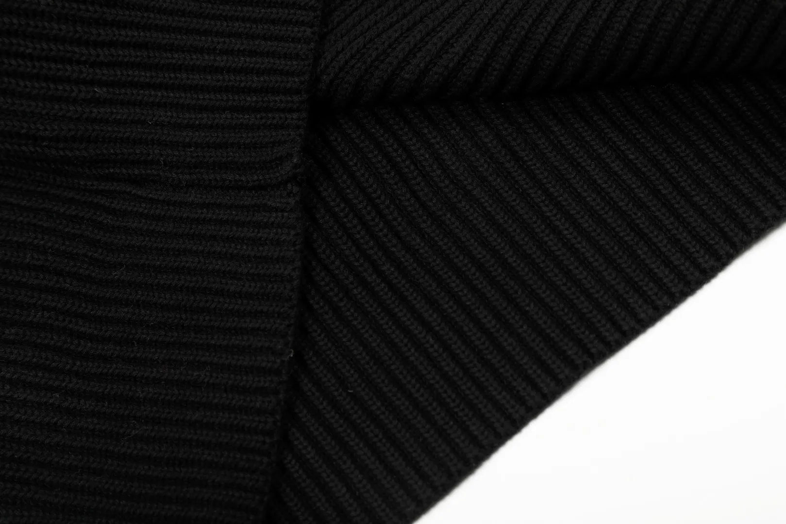 P300 top quality" Style number: DS051# (not off the shelves all year round) [Ralph Lauren large lapel solid color basic full zipper goddess style knitted cardigan] ✅Ralph Lauren Lazy large lapel double zipper classic goddess style knitted new coat ✅Main supplier platform live broadcast Wholesale entity Wholesale entity Replenish when out of stock Not off the shelf ✅ZP quality 1:1 version Scan the code to enter the GF website Counter quality ✅Details and quality are the only one in Guangzhou. Imported quality cotton yarn, focusing on high-end, cost-effective, good quality needless to say. ✅Restore the original version. The maximum size can be worn up to 160 pounds. Loose, comfortable and stress-free. ✅The upper body is simple and easy to put on. A must-have for goddess ootd. Good-looking clothes are never picky. A must-have for goddesses. Recommended for wardrobe. Size: S-XL. Color: black, white, gray, navy.